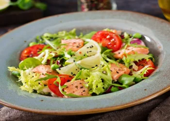 Kolajenli Somon Salatası
