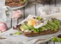 Avokadolu ve Yumurtalı Tam Tahıllı Tost